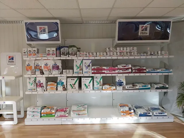 Produkthyller med Hills fôr hos Tessas Dyreklinikk