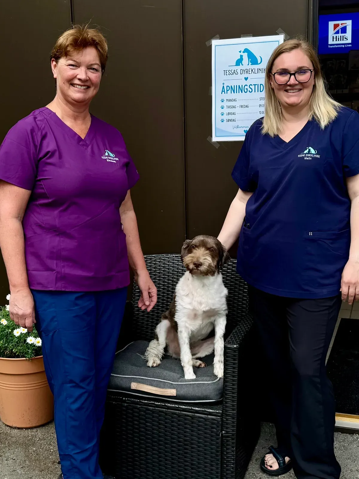 Elisabeth og Malin med hund utenfor Tessas Dyreklinikk på Lierskogen