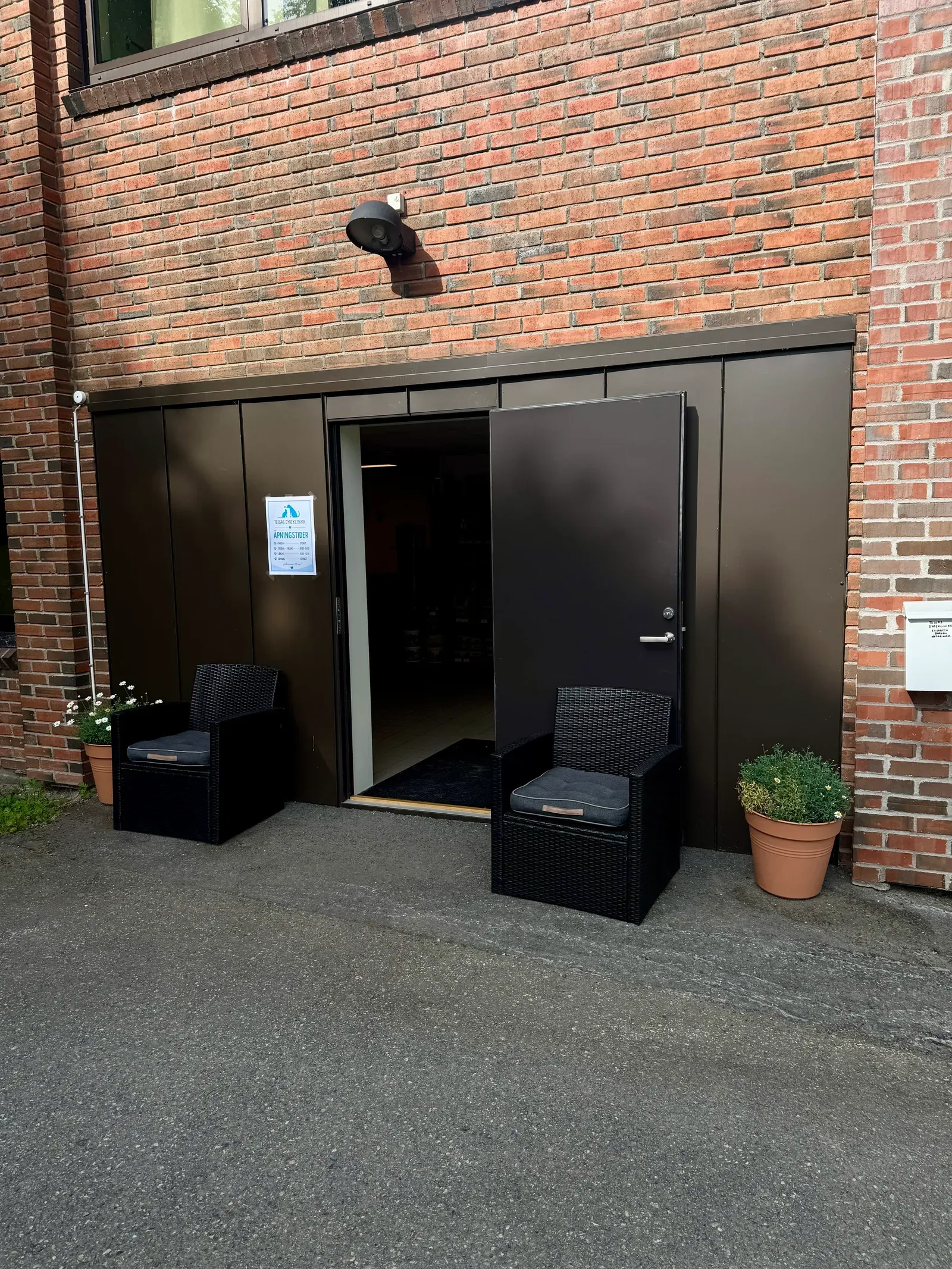Inngangen til Tessas Dyreklinikk på Lierskogen