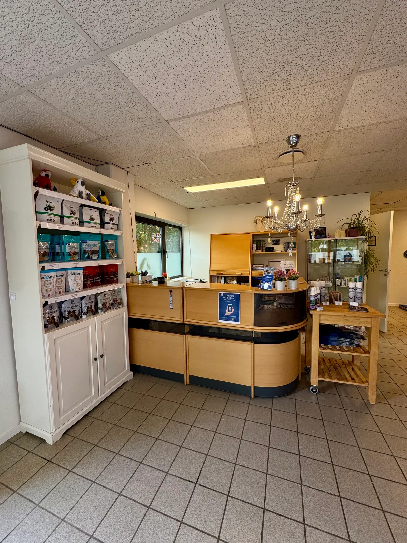 Resepsjon og butikkhyller på klinikken